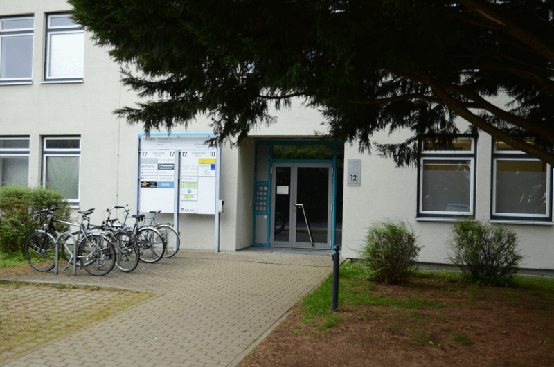 Eingang Ludwig-Erhardt-Straße 12 des FiDT in 34131 Kassel